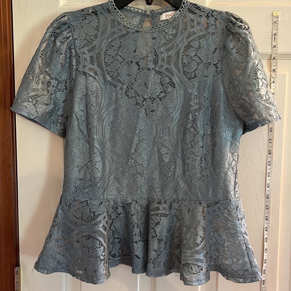 Peach- Bluegreen lace blouse, lined in the bust. Elastic around waist, size L